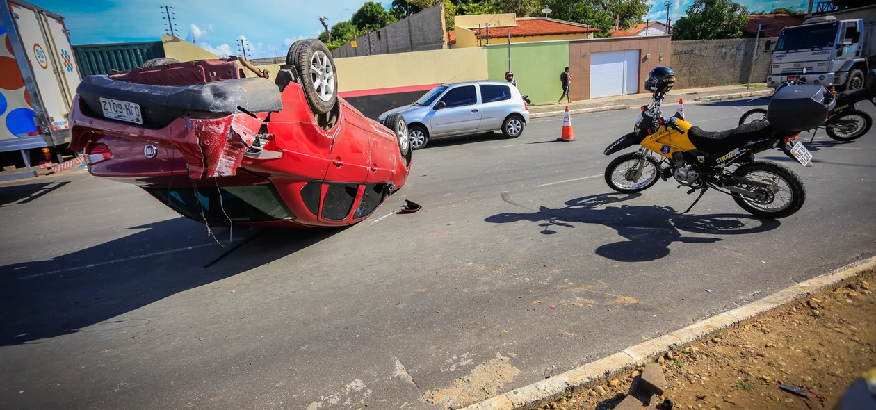 Siena capotou em avenida em Teresina 