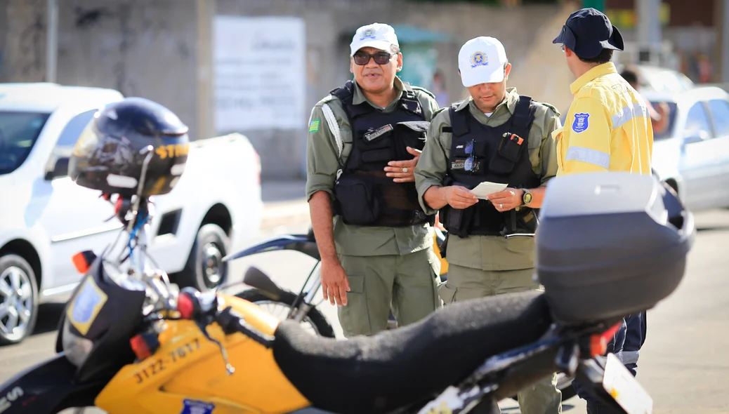 Strans e Polícia Militar fazendo os procedimentos legais