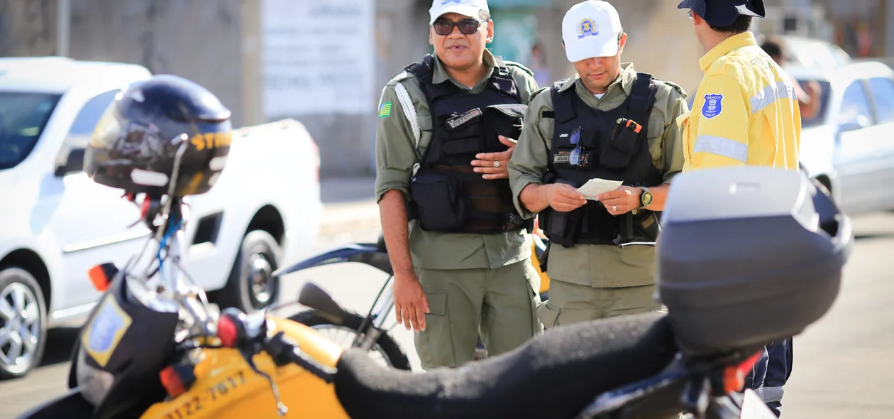 Strans e Polícia Militar fazendo os procedimentos legais