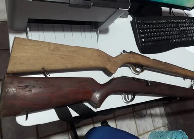 As espingardas foram apreendidas pela Polícia Militar 