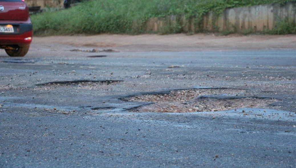 Buracos deixam o trânsito mais lento