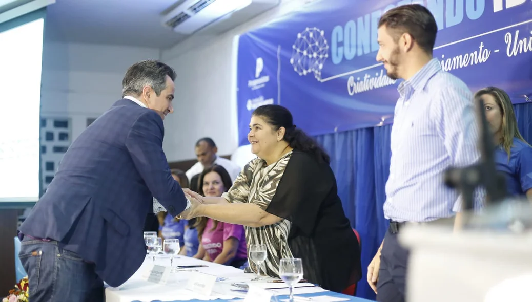 Ciro Nogueira cumprimenta Belê Medeiros