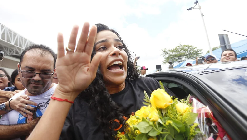 Elana Valenária é recebida por multidão no aeroporto de Teresina