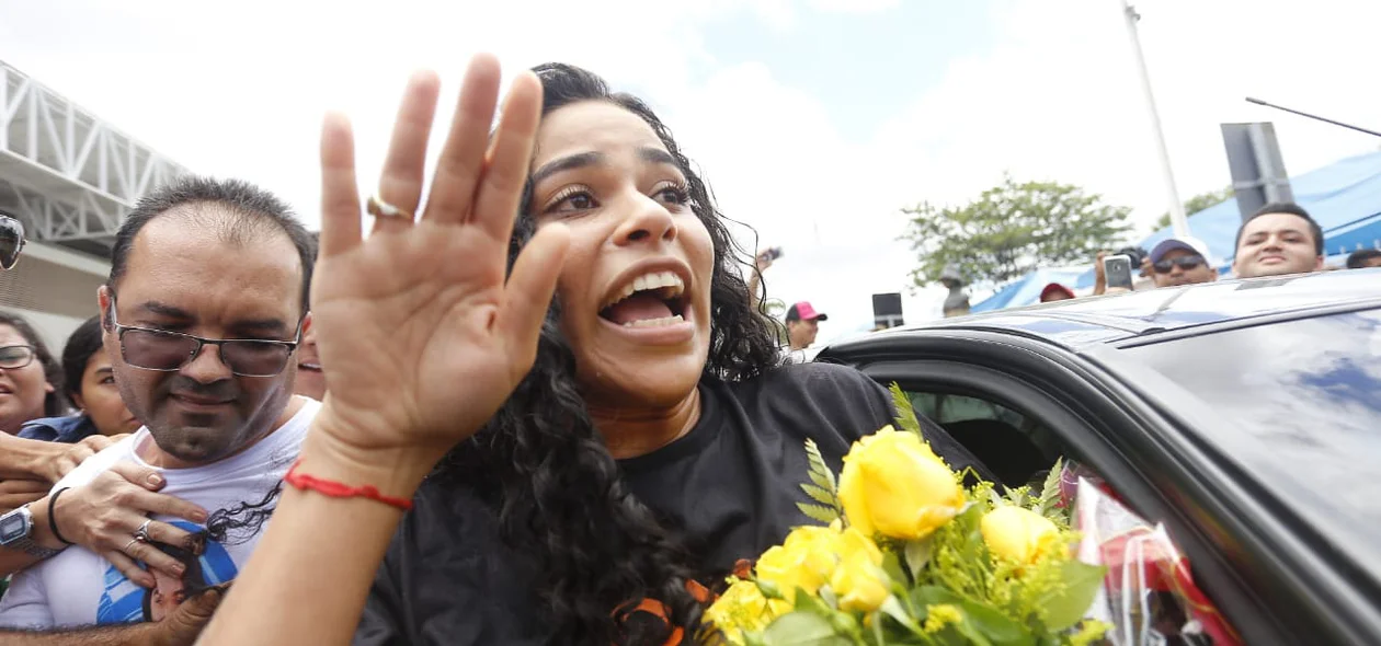 Elana Valenária é recebida por multidão no aeroporto de Teresina