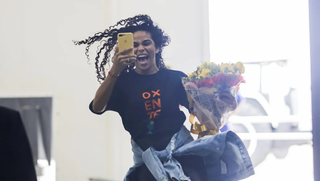 Ex-BBB Elana Valenária desembarca no aeroporto de Teresina