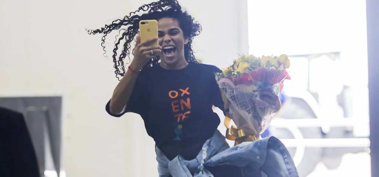 Ex-BBB Elana Valenária desembarca no aeroporto de Teresina