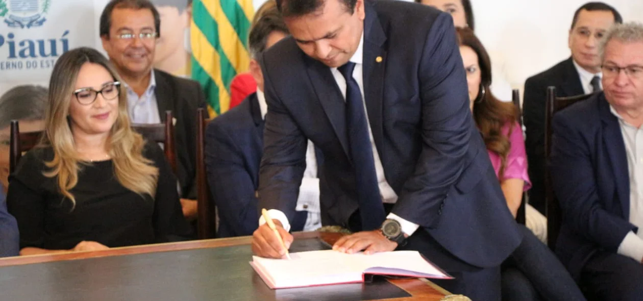 Fábio Abreu assina posse