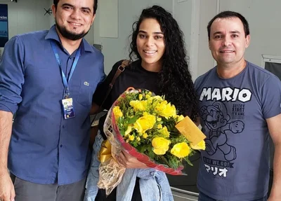 Fábio Novo recebe Elana com flores em Teresina