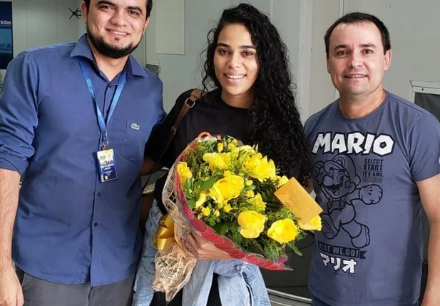 Fábio Novo recebe Elana com flores em Teresina