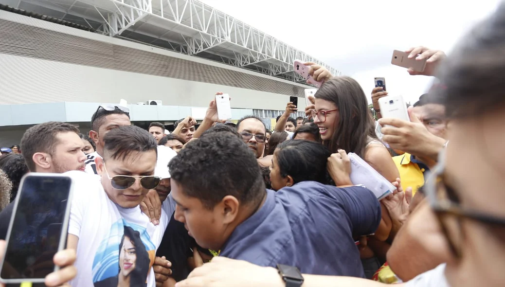 Fãs enfrentam multidão para ver Elana Valenária