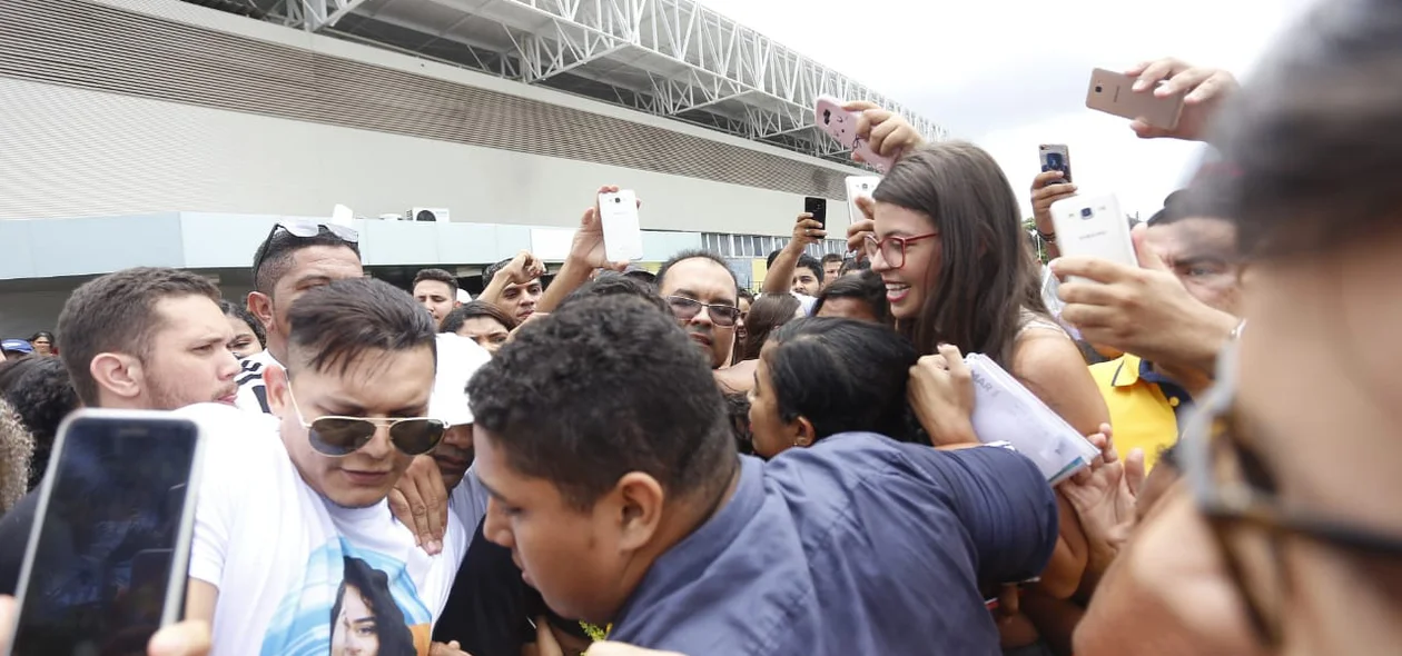 Fãs enfrentam multidão para ver Elana Valenária