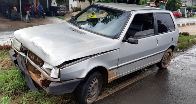 Fiat Uno conduzido pelo autuado
