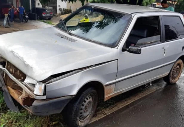 Fiat Uno conduzido pelo autuado