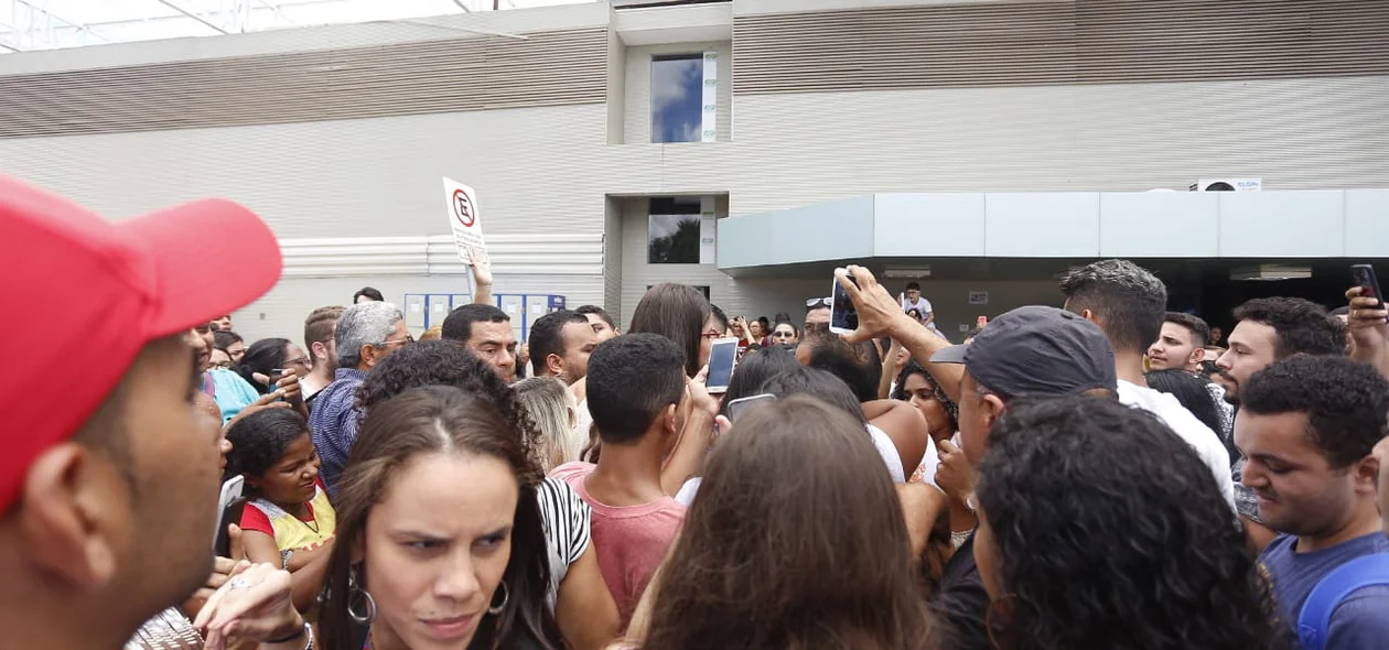 Multidão recebe Elana Valenária no aeroporto de Teresina