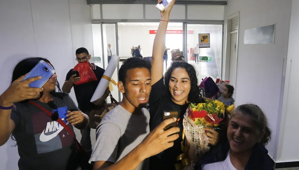 Multidão recebe ex-BBB Elana em Teresina