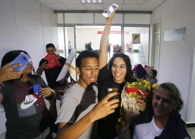 Multidão recebe ex-BBB Elana em Teresina