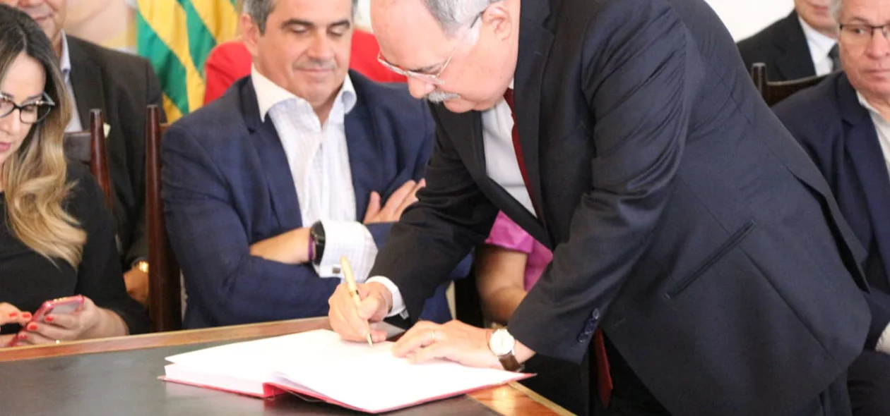 Osmar Júnior assina posse