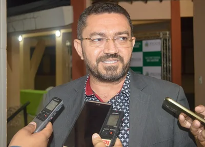 Padre Walmir concede aumento aos servidores
