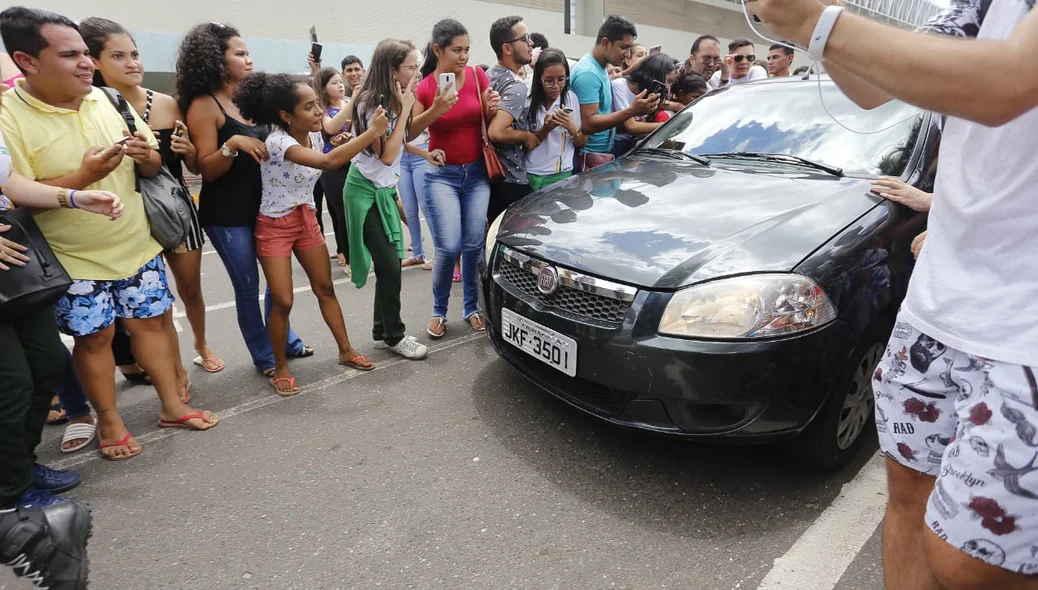 Populares acompanham chegada de Elana em Teresina