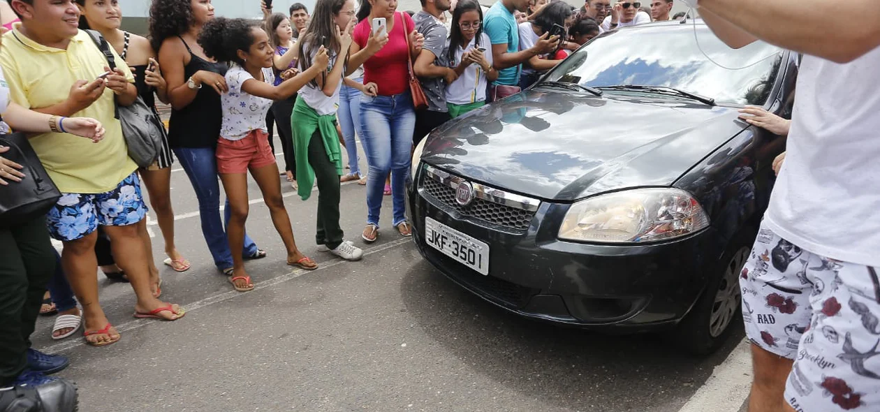 Populares acompanham chegada de Elana em Teresina