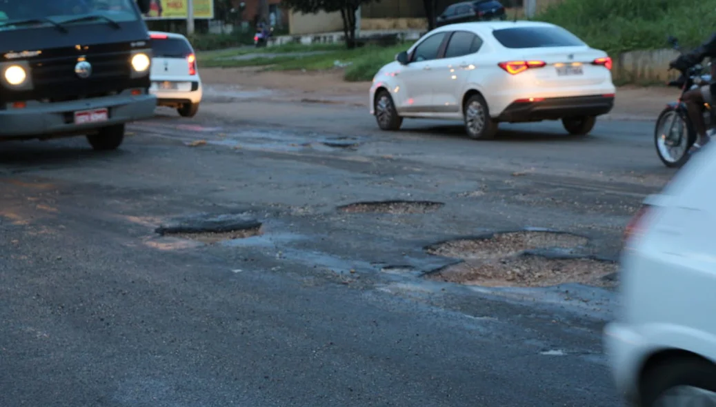 Rodovia está cheia de buracos