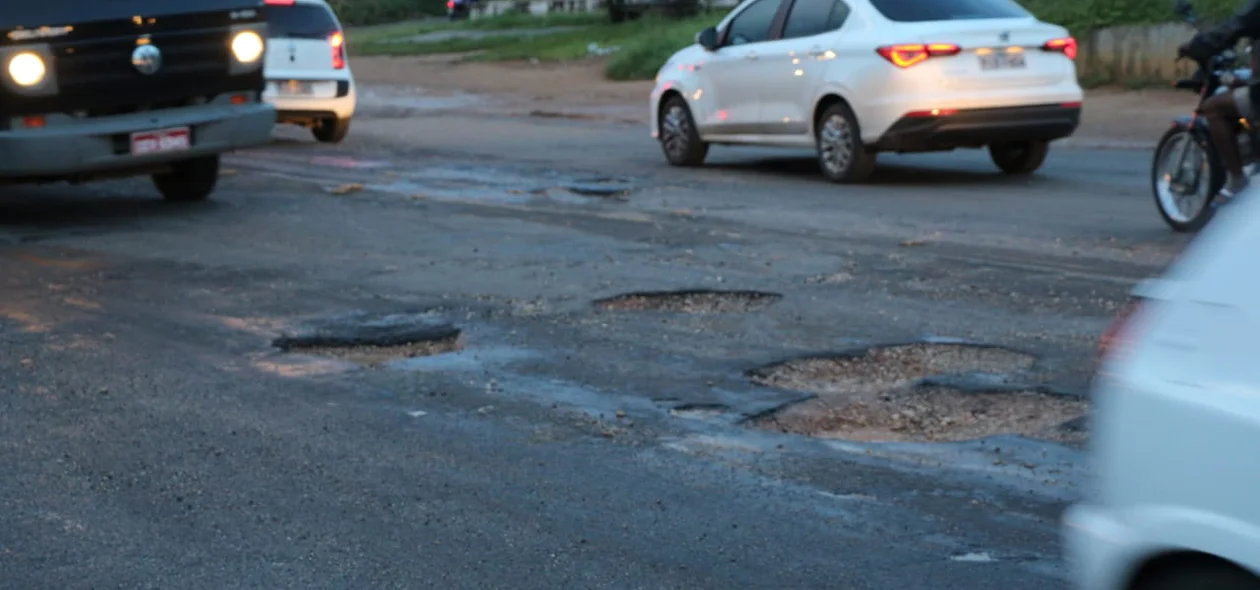 Rodovia está cheia de buracos