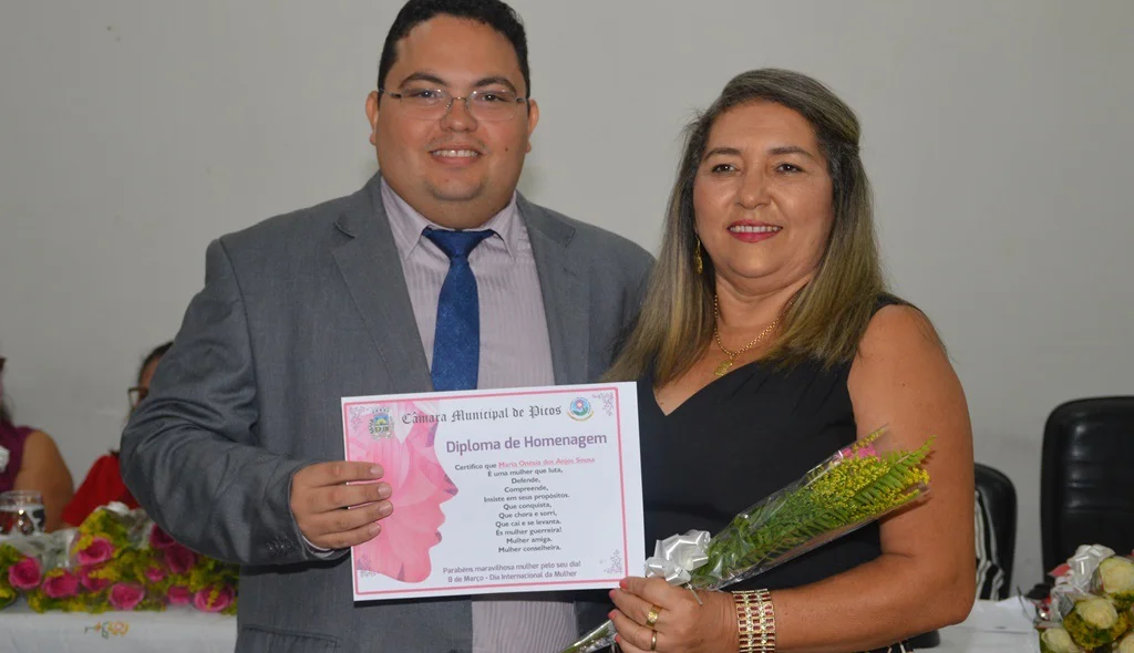 Vereador Afonsinho com uma das homenageadas