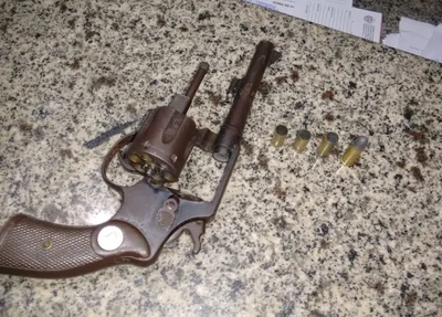 A dupla andava armada com um revólver calibre 32