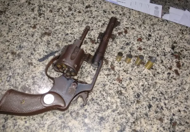 A dupla andava armada com um revólver calibre 32