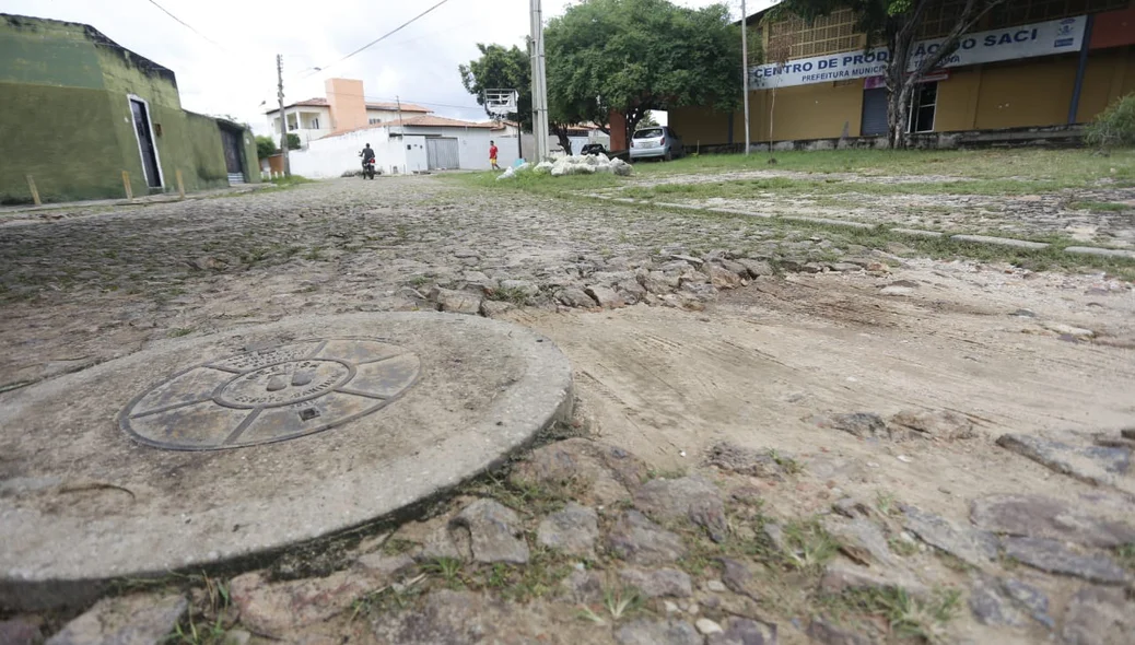 Buraco na rua do Centro de Produção do Saci