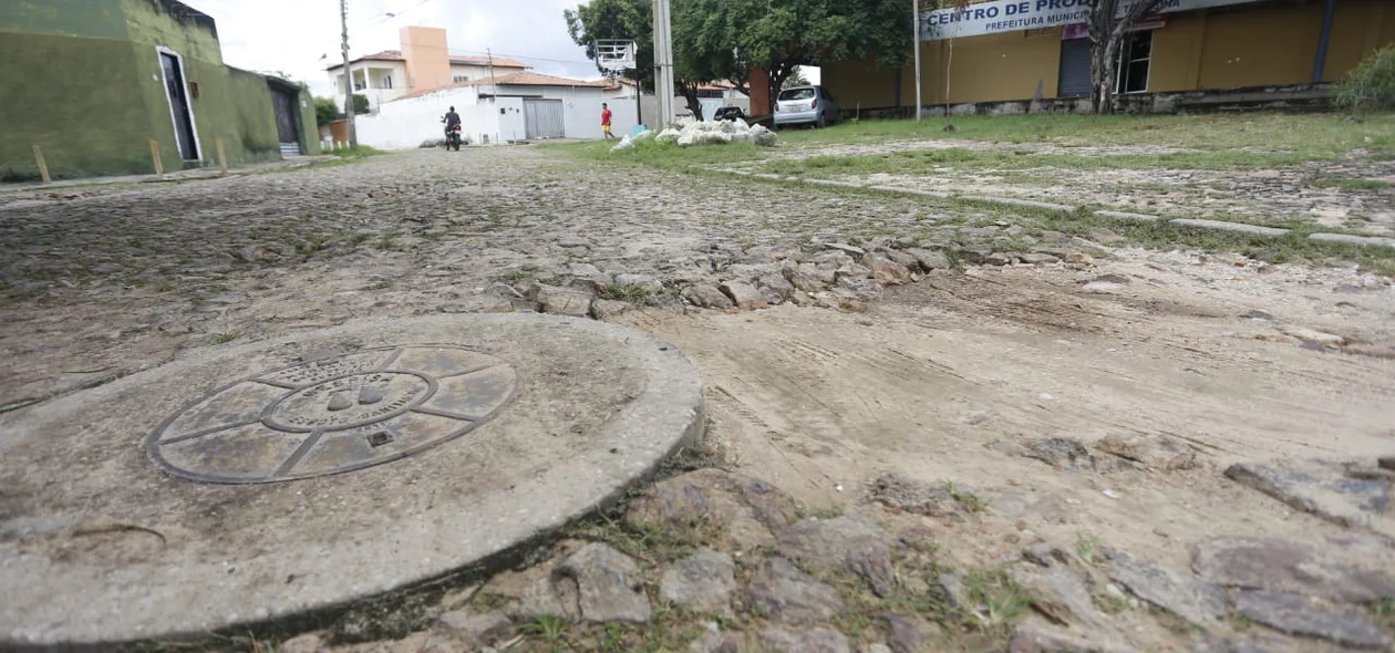 Buraco na rua do Centro de Produção do Saci