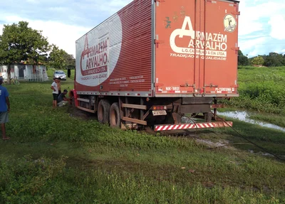Caminhão ficou atolado em uma estrada vicinal na comunidade Vinagreira 