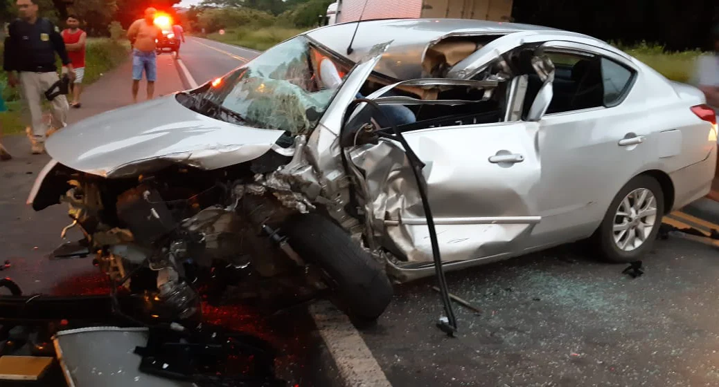 Carro após acidente na BR 343