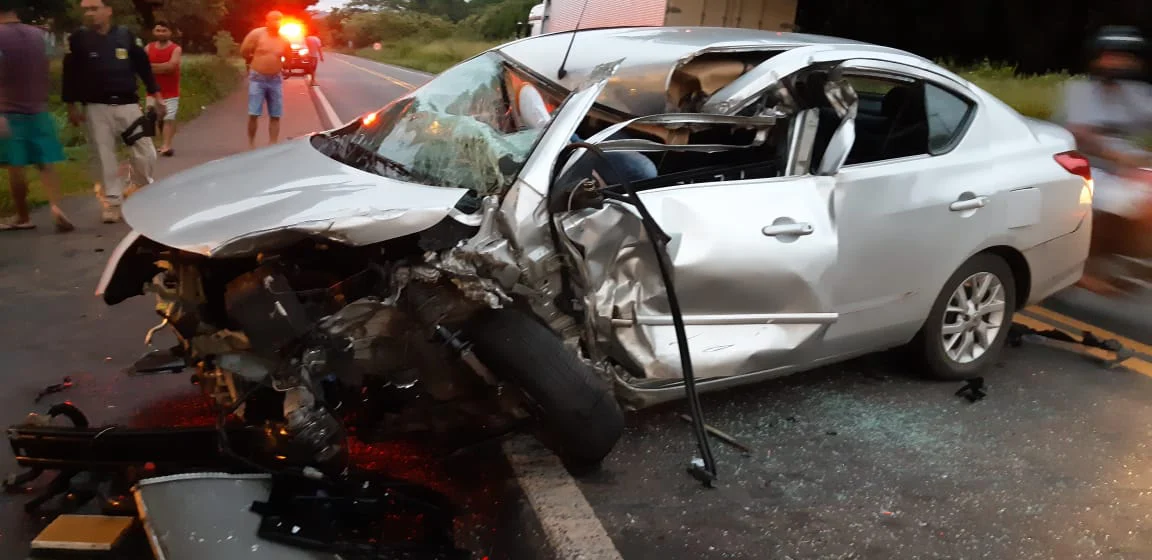 Carro após acidente na BR 343