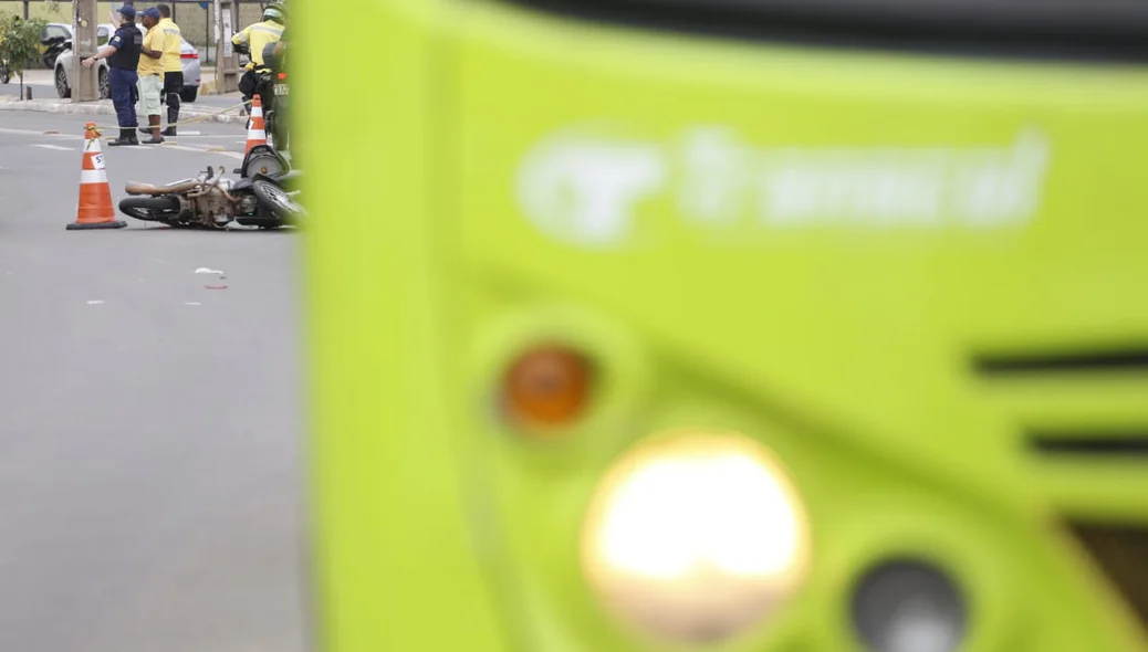 Ônibus colidiu em uma moto