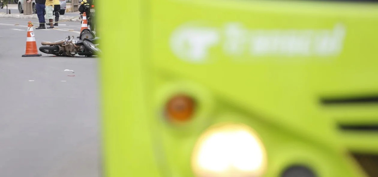Ônibus colidiu em uma moto