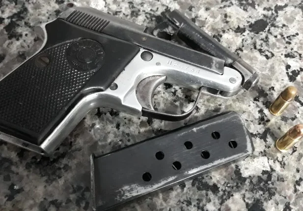 Arma encontrada com o acusado 