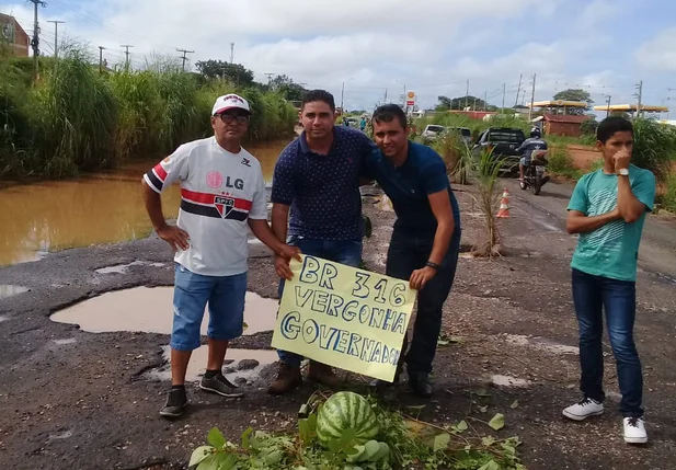 Manifestantes na BR 316 na zona sul de Teresina
