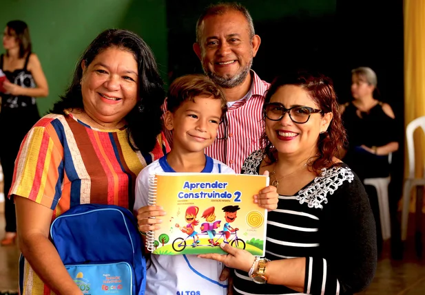 Patrícia Leal entrega kits a estudantes da rede infantil