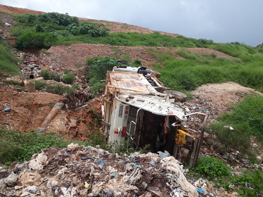 Caminhão da CTA Teresina capota no lixão