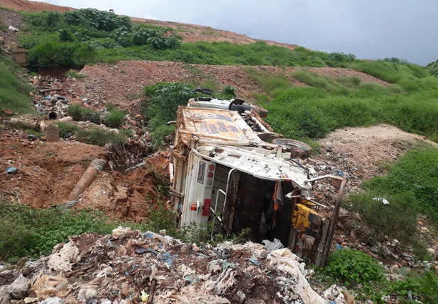 Caminhão da CTA Teresina capota no lixão