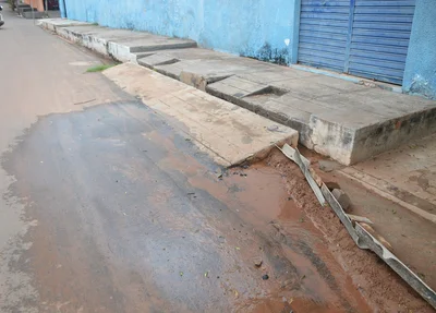 Cano quebrado causa desperdício de água
