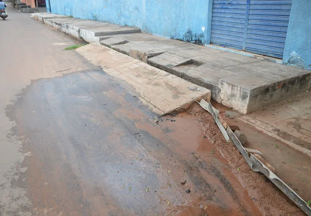 Cano quebrado causa desperdício de água
