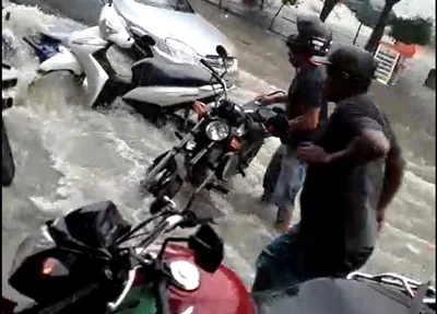 Carro é arrastado após chuva