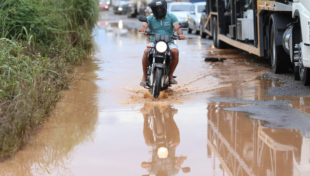 Motoqueiro passando na lama