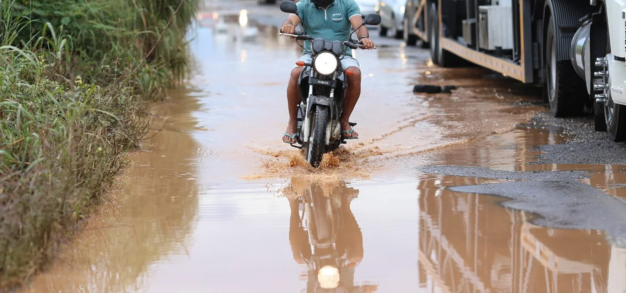 Motoqueiro passando na lama