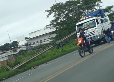 Poste caiu após a colisão