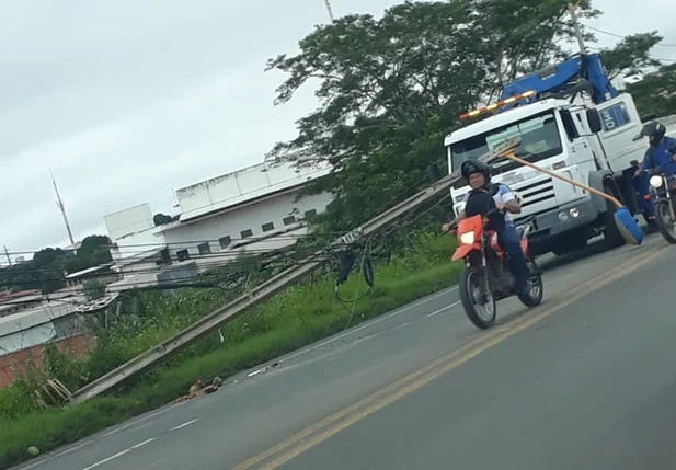 Poste caiu após a colisão