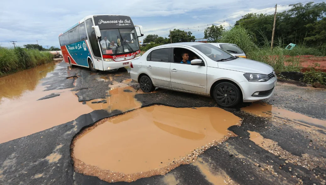 Veículos passando na contramão