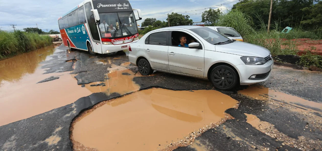 Veículos passando na contramão